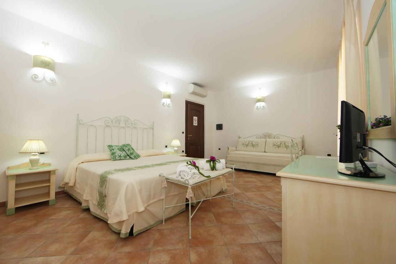Guest House Villabianca Ла Мадалена Екстериор снимка