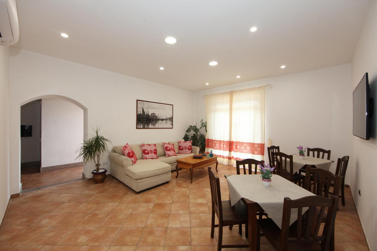 Guest House Villabianca Ла Мадалена Екстериор снимка