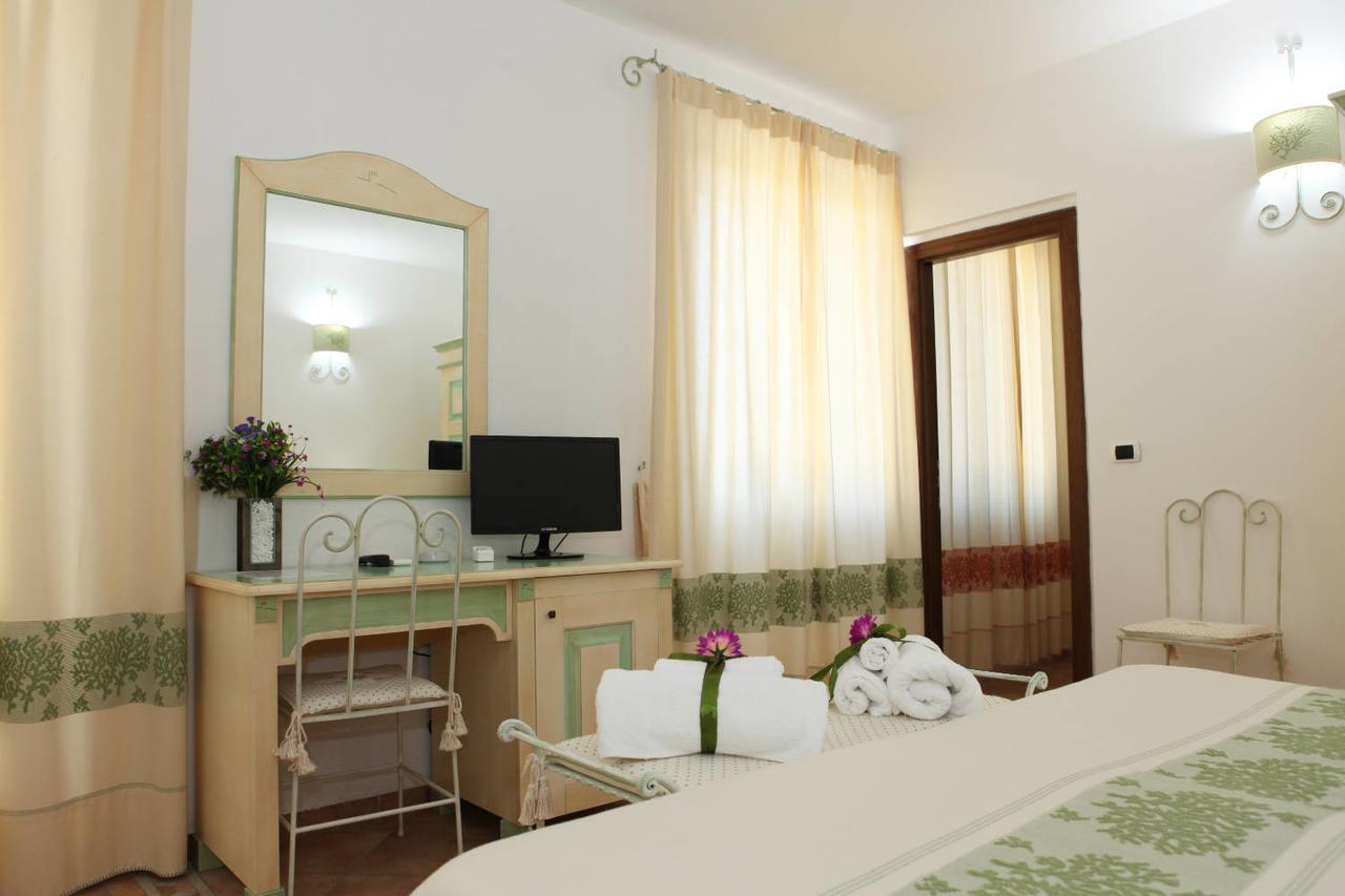 Guest House Villabianca Ла Мадалена Екстериор снимка